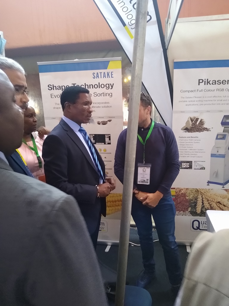 Minister of Agriculture visiting Satake booth
